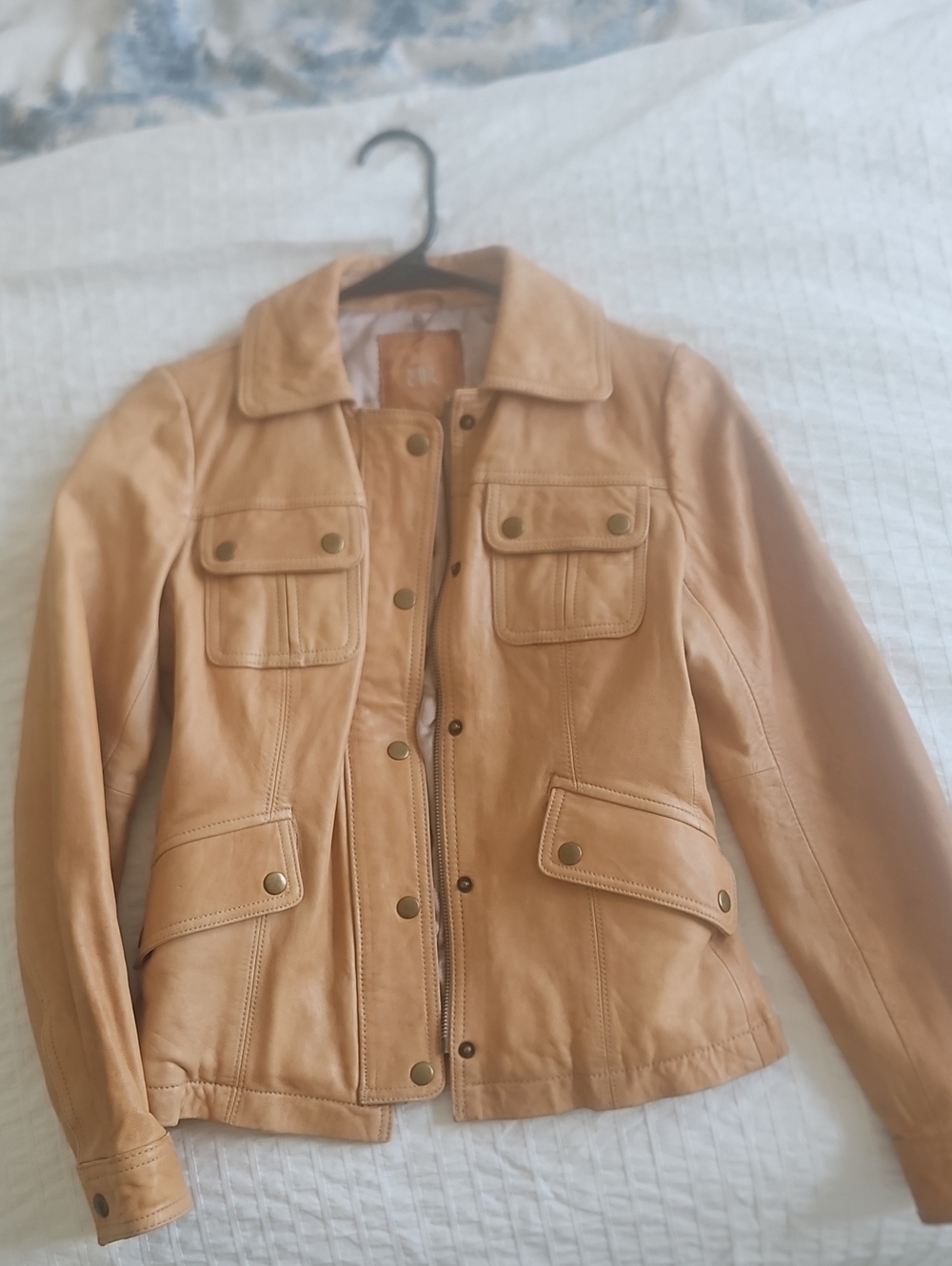 XS Banana Republic Tan Leather Jacket. Soft Leather. Around 21 1/2 Inches Long.
